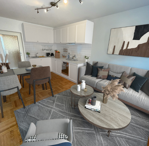 Virtuelles Staging einer Wohnküche mit Küchenzeile, Esstisch, Wohnzimmer-Couch und Wohnzimmer Tischen